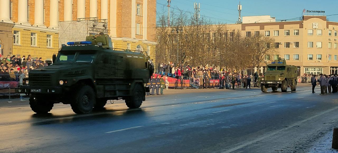 Также в парадном строю проследовала техника, состоящая на вооружении Министерства обороны РФ и правоохранительных органов.